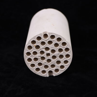 Dichtheid 3,75 tot 3,9 gram per kubieke centimeter Aluminiumoxide Keramische compressie sterkte meer dan 3000 MPa Buigsterkte 200 tot 400 MPa