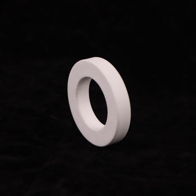 8,9 x 10-6/K Thermische uitzetting Witte Aluminiumoxide Keramiek met Prestaties en Diëlektrische constante 9,6