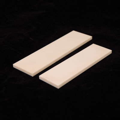 Alumina keramische thermische expansie 8,9 X 10-6 / K en dichtheid 3,75-3,9 g / cm3 Perfect voor uw B2B behoeften
