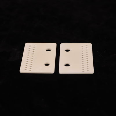 8.9 X 10-6/K Thermische uitzetting Aluminiumoxide Keramiek voor Duurzame en Sterke Toepassingen