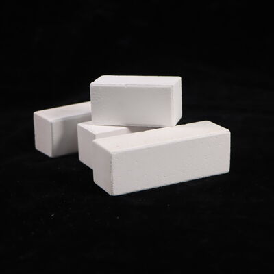 Koudvermalingsterkte van meer dan 90 MPA Ovenposten van Corundum Mullite met een dichtheid van 2,8 gcm3 ontworpen voor gebruik in industriële ovensystemen