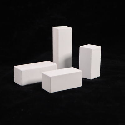 Koudvermalingsterkte van meer dan 90 MPA Ovenposten van Corundum Mullite met een dichtheid van 2,8 gcm3 ontworpen voor gebruik in industriële ovensystemen