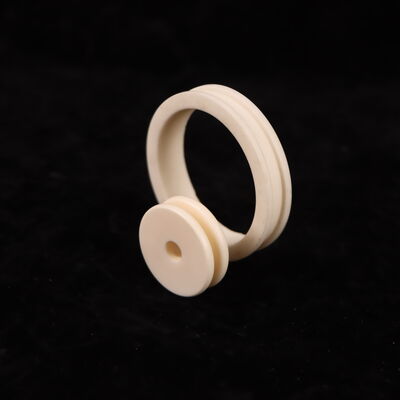 Thermische uitbreiding 8,9 X 10-6 K Aluminiumoxide Keramische afzetting Dichtheid 3,75-3,9 g cm3 en dielectrische constante 9,6 Ideaal voor mechanische componenten