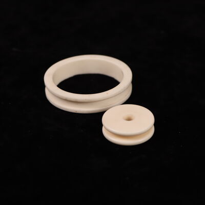 Thermische uitbreiding 8,9 X 10-6 K Aluminiumoxide Keramische afzetting Dichtheid 3,75-3,9 g cm3 en dielectrische constante 9,6 Ideaal voor mechanische componenten