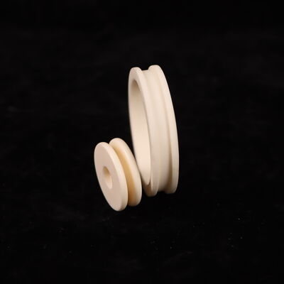 Buigsterkte 200 tot 400 MPa Alumina Keramiek Diëlektrische Sterkte 18 tot 20 KV per mm Sterke Keramische Componenten