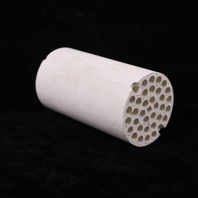 Dichtheid 3,75 tot 3,9 gram per kubieke centimeter Aluminiumoxide Keramische compressie sterkte meer dan 3000 MPa Buigsterkte 200 tot 400 MPa