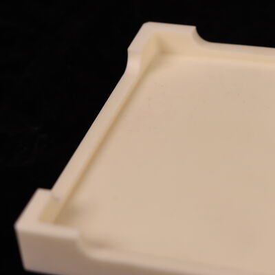 Poissons Ratio 025 Aluminiumoxide Keramische bak Met dielectrische sterkte 18 tot 20 KV per millimeter en buigsterkte 200 tot 400 MPa