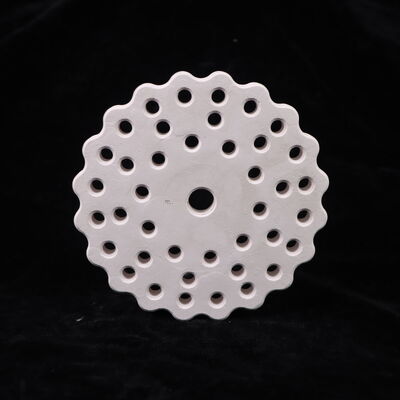 Thermische geleidbaarheid 3,5 tot 4,5 watt per meter Kelvin Mulliet keramiek met een thermische uitzettingscoëfficiënt van 4,5 tot 5,5 maal 10 tot de min 6 per Kelvin en een porositeit van minder dan 15 procent