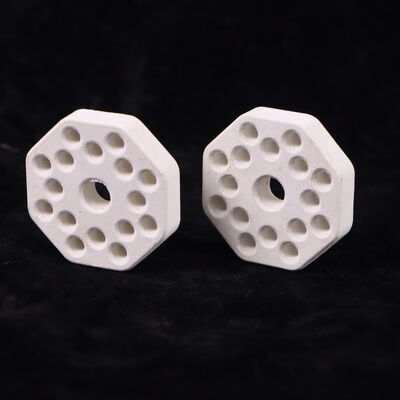 Warmte-schokbestendigheid 250 Mullite keramiek met een termieke uitbreidingscoëfficiënt van 4,5 tot 5,5 × 10−6 per Kelvin en hardheid van 7 tot 8 Mohs