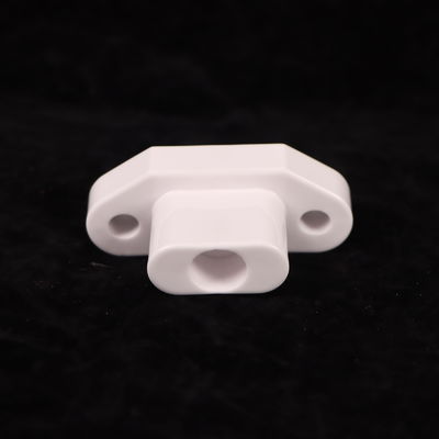 Witte aluminiumoxide keramiek met een hoge diëlektrische sterkte van 18-20 KV/mm en een Young's modulus van 200-400 GPa