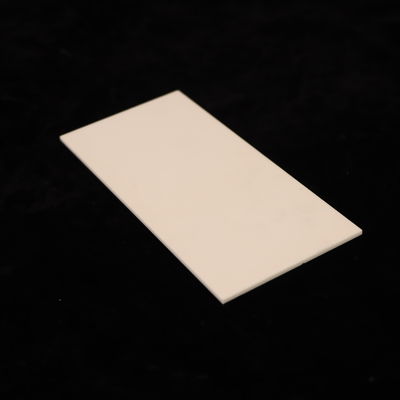 Diëlektrische sterkte 18-20 KV/mm Aluminiumoxide keramiek voor prestaties en druksterkte 3000 MPa