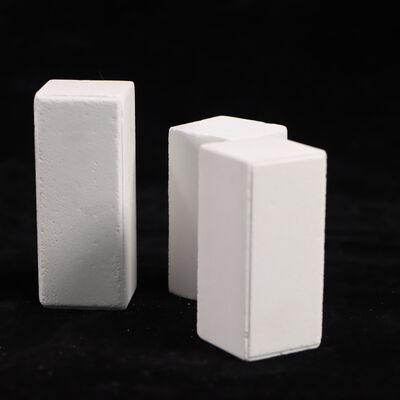 Koudvermalingsterkte van meer dan 90 MPA Ovenposten van Corundum Mullite met een dichtheid van 2,8 gcm3 ontworpen voor gebruik in industriële ovensystemen