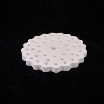 Thermische geleidbaarheid 3,5 tot 4,5 watt per meter Kelvin Mulliet keramiek met een thermische uitzettingscoëfficiënt van 4,5 tot 5,5 maal 10 tot de min 6 per Kelvin en een porositeit van minder dan 15 procent