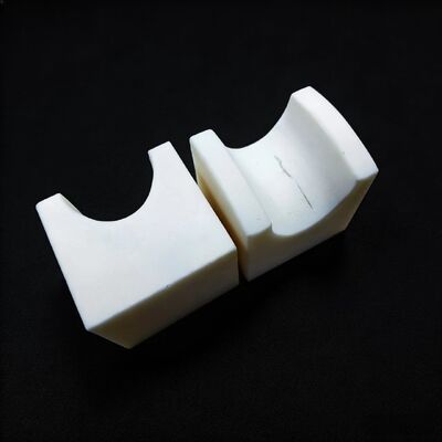 Youngs Modulus 200 tot 400 GPa Aluminiumoxide Keramiek Biedt Diëlektrische Sterkte 18 tot 20 KVmm voor Componenten met Hoge Duurzaamheid